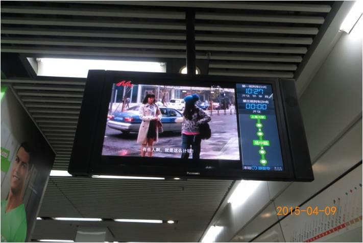 Figura 2. Publicidade no metrô de xangai e universidade. Os alunos digitalizam o código qr-1.jpg